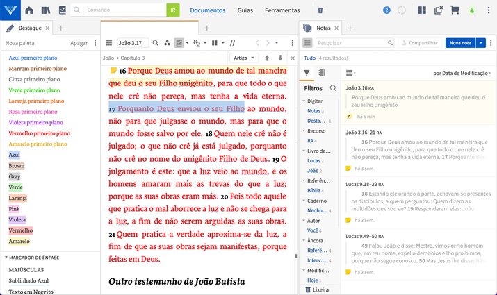 Le guide de passage est ouvert à côté de deux Bibles.