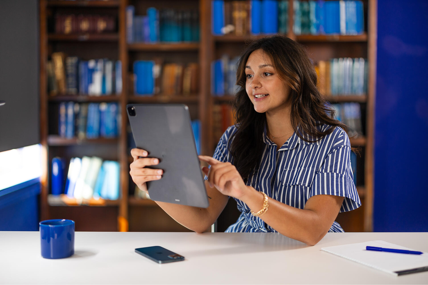 A student studying with Logos