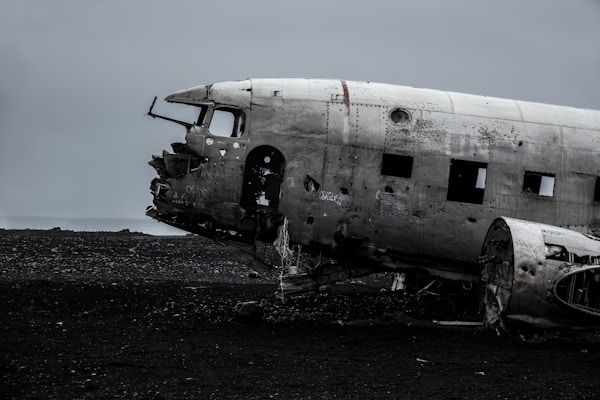 plane wrack island north destroyed iceland seebach crashed bad sad angry flying sand beach ocean
