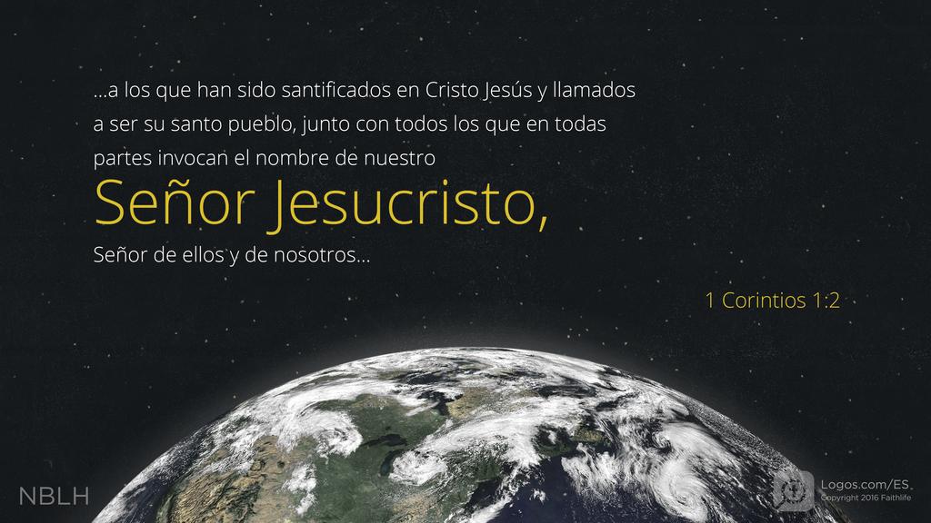 1 Corintios 1:2: ...a los que han sido santificados en Cristo Jesús y llamados a ser su santo pueblo, junto con todos los que en todas partes invocan el nombre de nuestro Señor Jesucristo, Señor de ellos y de nosotros...