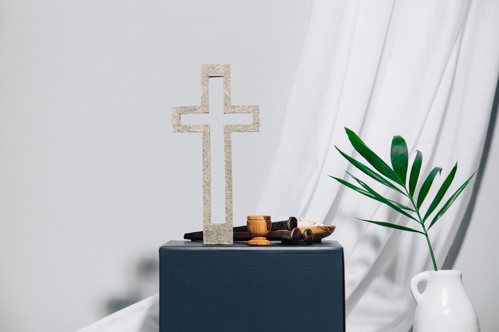 Cross with Communion Elements large preview