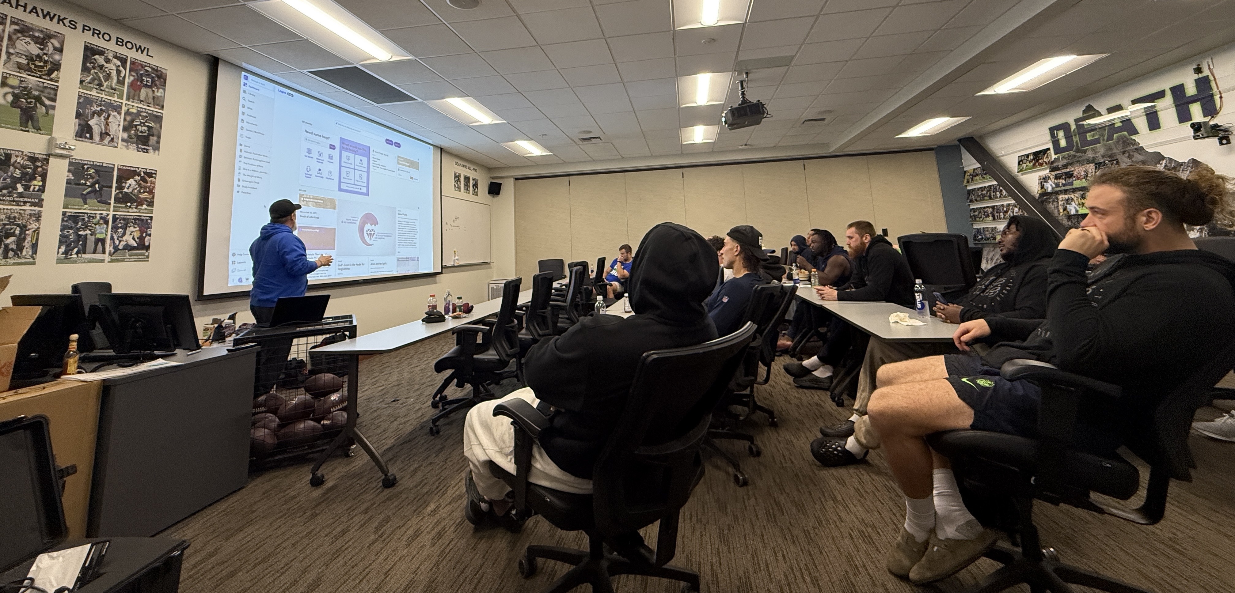 Scott Lindsey showing Logos to Bible study